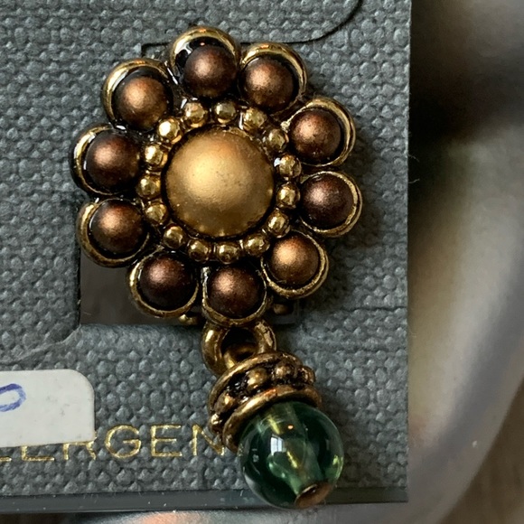 Goldtone floral clip on earrings - Picture 2 of 4